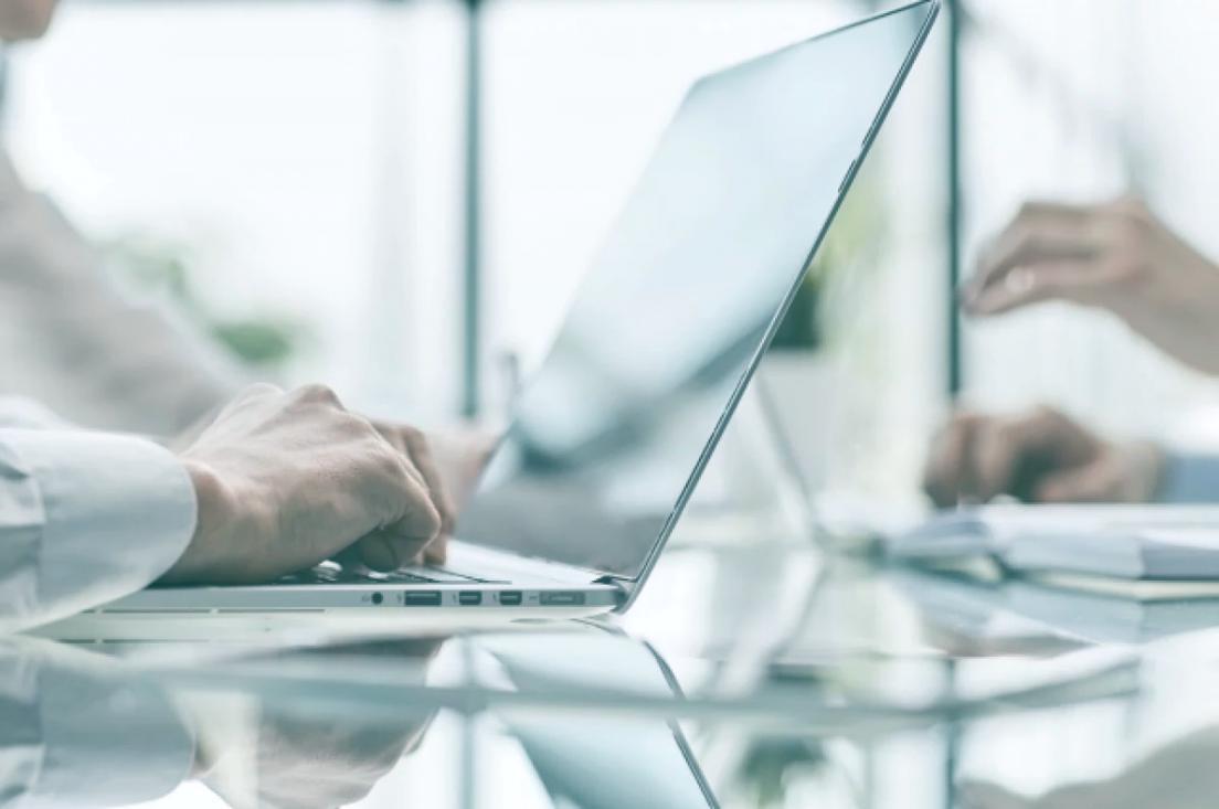 Deelnemer werkt aan een financiële toets via het peatcroft platform